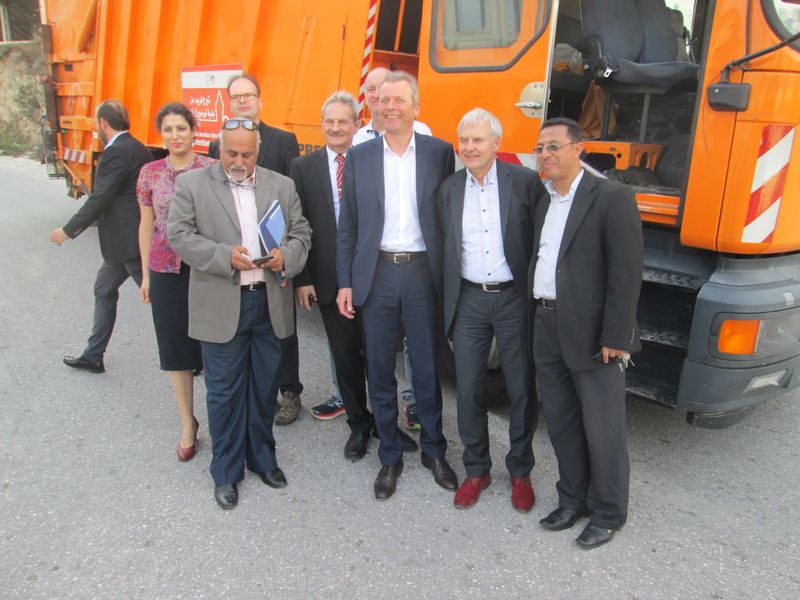 Strahlende Gesichter: Die Nürnberger Delegation mit OB Ulrich Maly (Mitte) und Umweltreferent Peter Pluschke (heute Vorsitzender der Nablus-Initiative) bei der Übergabe der Müllfahrzeuge.