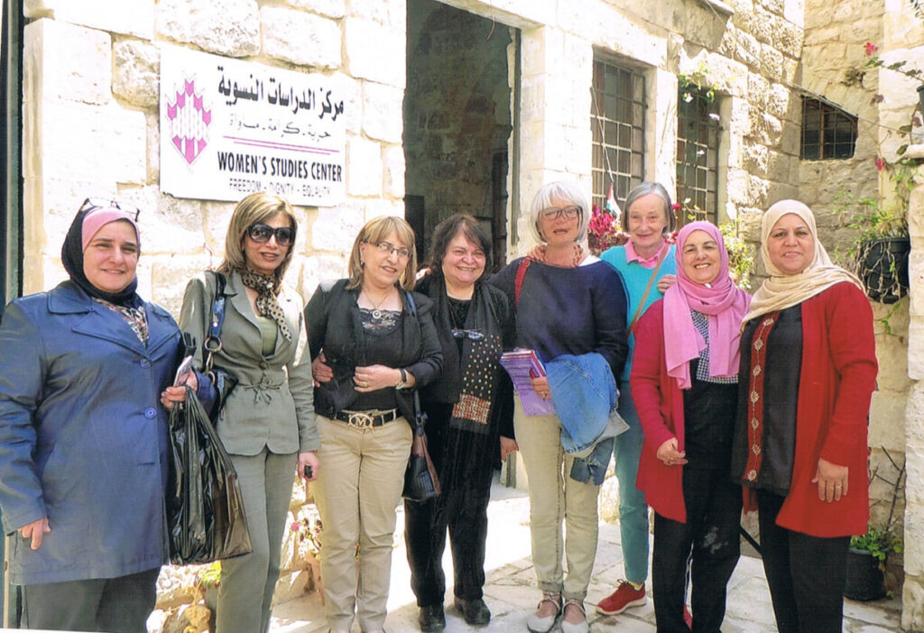 INNA-Vorstandsmitglied Anne-Marie Rufer bei einem Treffen mit Frauen in Nablus.